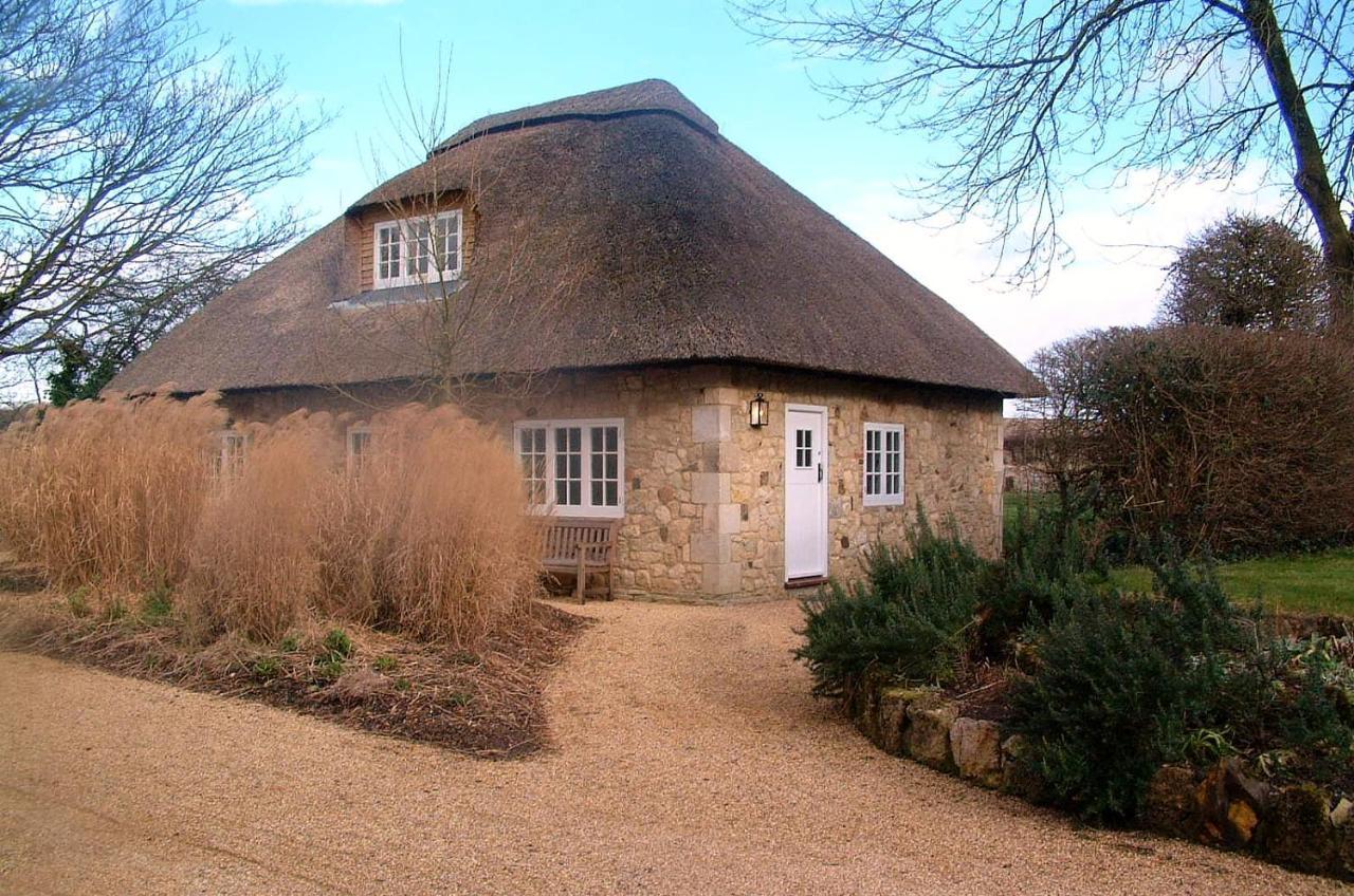 The Lodge: Adorable, Romantic Thatched Cottage Freshwater Exterior photo